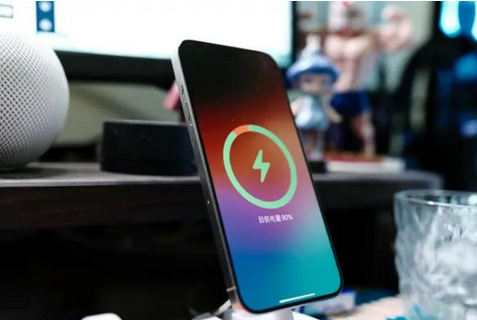 永德苹果15换屏服务分享用什么充电器给iPhone15充电更好 